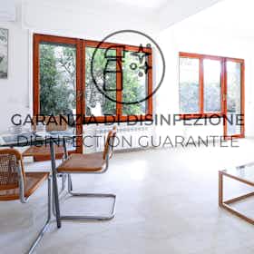 Apartment for rent for €1,653 per month in Santa Margherita Ligure, Via Crosa dell'Oro