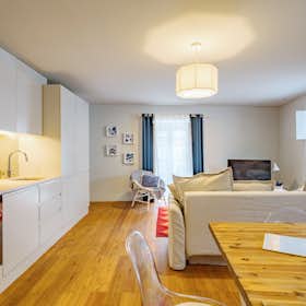 Apartment for rent for €2,135 per month in Lisbon, Rua da Boavista