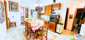 Appartement te huur voor € 590 per maand in Fornelli, Via San Pietro Martire