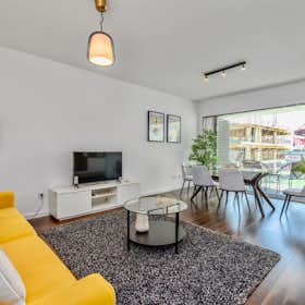 Apartment for rent for €3,600 per month in Lisbon, Rua António Alçada Baptista