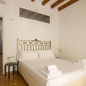 Apartment for rent for €1,950 per month in Milan, Via Lambro