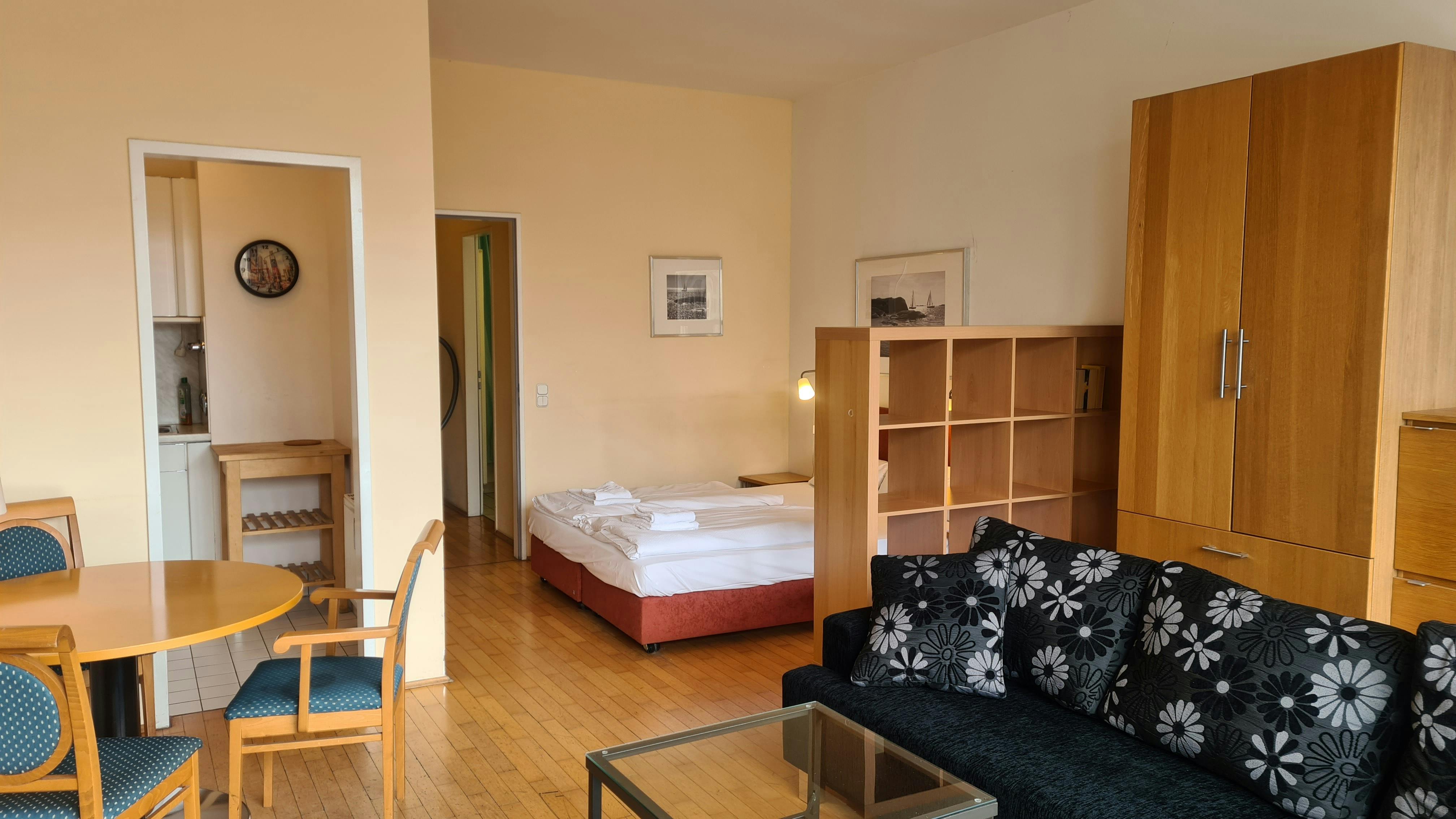 Studio for rent for €1,590 per month in Berlin, Platz vor dem Neuen Tor