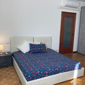 Shared room for rent for €640 per month in Milan, Via Savona