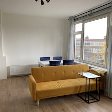 Apartment for rent for €1,200 per month in Rotterdam, Strevelsweg