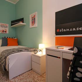 Privé kamer for rent for € 480 per month in Pavia, Via Bernardino da Feltre