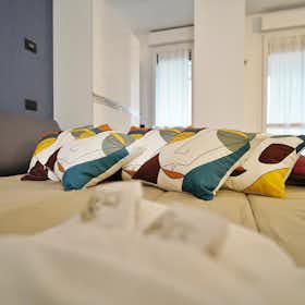 Studio for rent for €1,200 per month in Milan, Via Giuseppe Candiani