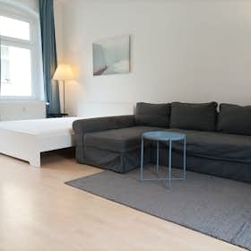 Apartment for rent for €2,050 per month in Berlin, Landsberger Allee