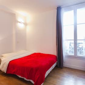 Apartment for rent for €1,950 per month in Paris, Rue Pétrarque