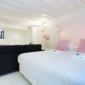 Apartment for rent for €3,100 per month in Paris, Rue Chénier