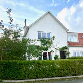 House for rent for €1,700 per month in Woluwe-Saint-Pierre, Rue René Devillers