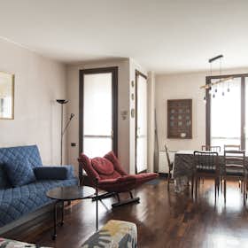 Apartment for rent for €2,310 per month in Milan, Via Carlo Vittadini