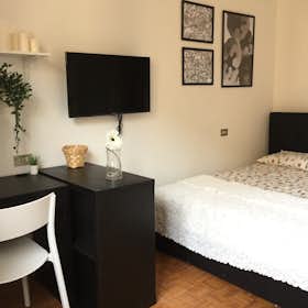 Private room for rent for €840 per month in Milan, Via Carlo Valvassori Peroni