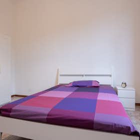 Private room for rent for €700 per month in Bologna, Via Pompeo Vizzani