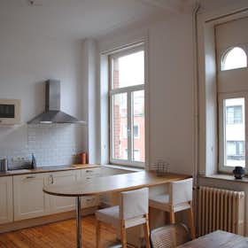 Building for rent for €1,200 per month in Woluwe-Saint-Pierre, Avenue Roger Vandendriessche