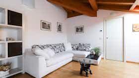 Lägenhet att hyra för 1 756 € i månaden i Villasanta, Via Cristoforo Colombo