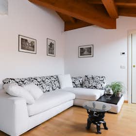 Appartement te huur voor € 1.756 per maand in Villasanta, Via Cristoforo Colombo