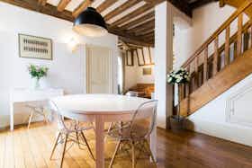 公寓 正在以 €2,500 的月租出租，其位于 Dijon, Rue des Bons Enfants