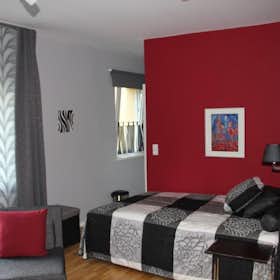 Apartment for rent for €1,200 per month in Berlin, Jenaer Straße