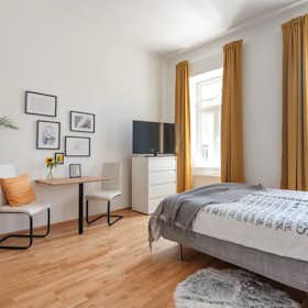 Apartment for rent for €1,330 per month in Vienna, Brunnengasse