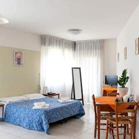 Monolocale for rent for 2.500 € per month in Arezzo, Viale Michelangelo Buonarroti