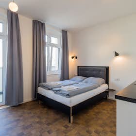 Studio for rent for €3,100 per month in Berlin, Hasenheide