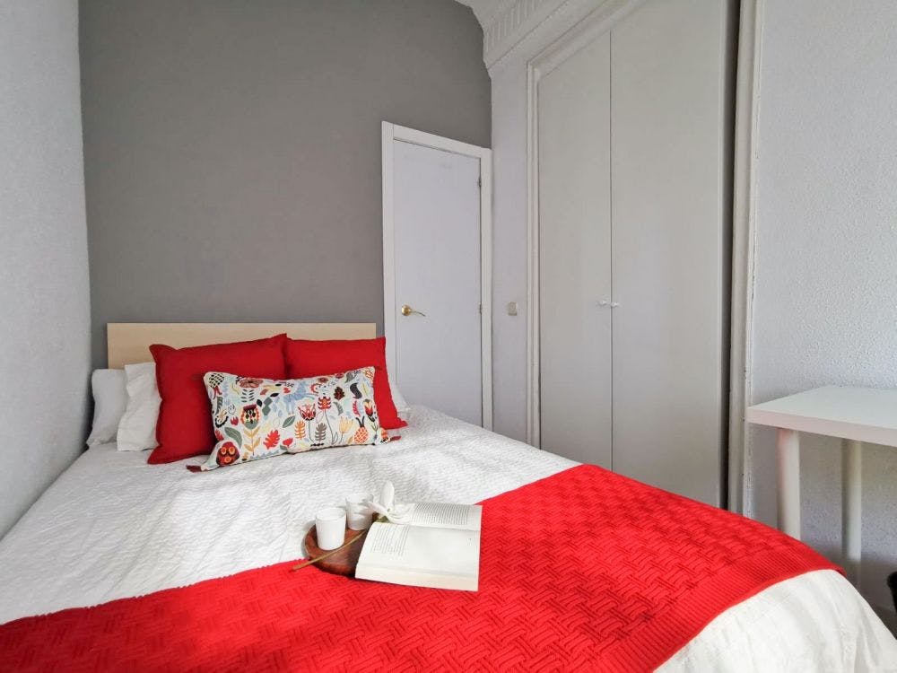 Private room for rent for €630 per month in Madrid, Calle de Velázquez