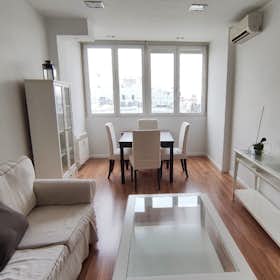 Apartment for rent for €1,000 per month in Madrid, Paseo de la Castellana
