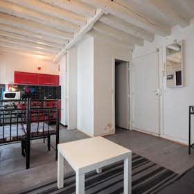 Apartment for rent for €1,620 per month in Paris, Rue des Anglais