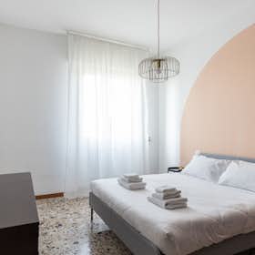 Apartamento para alugar por € 1.628 por mês em Monza, Via Quarnaro