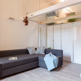 Studio for rent for €1,800 per month in Milan, Via Bezzecca