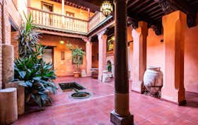 单间公寓 正在以 €660 的月租出租，其位于 Granada, Calle Gloria