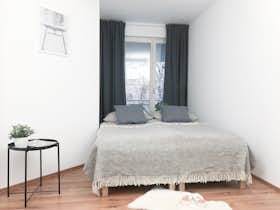 Apartment for rent for €2,150 per month in Berlin, Am Tempelhofer Berg