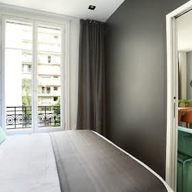 Apartment for rent for €5,699 per month in Paris, Rue Fondary