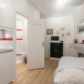 Studio for rent for €1,250 per month in Paris, Rue Froment