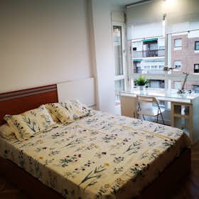 Private room for rent for €480 per month in Madrid, Calle Jacinto Verdaguer
