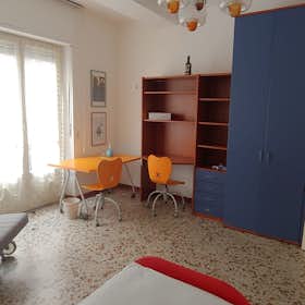 Private room for rent for €320 per month in Asti, Via Bernardino Pallio