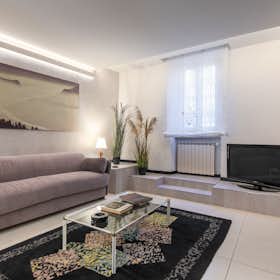 Apartment for rent for €1,815 per month in Florence, Via Vittorio Emanuele II