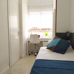 Private room for rent for €695 per month in Madrid, Avenida de Portugal