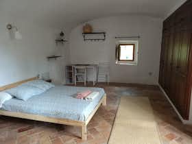 私人房间 正在以 €1,500 的月租出租，其位于 Sant Julià de Ramis, N-II