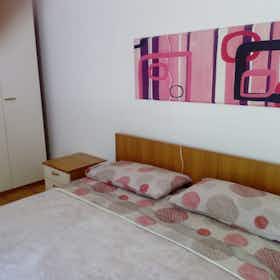 Appartamento in affitto a 2.000 € al mese a Bussolengo, Via Caduti di Villa Maria