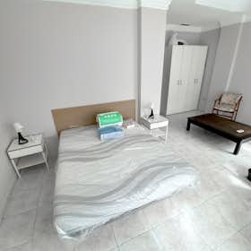 Private room for rent for €615 per month in Valencia, Gran Via de les Germanies