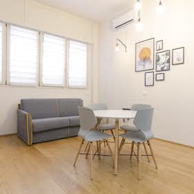 Studio for rent for €1,500 per month in Bologna, Via Emilia Levante