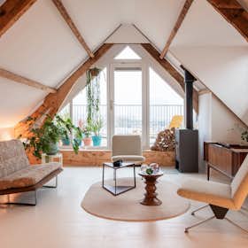 公寓 正在以 €1,950 的月租出租，其位于 Rotterdam, Mathenesserdijk
