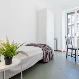 Private room for rent for €930 per month in Milan, Via Pietro Cavalcabò