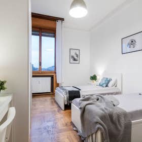 Shared room for rent for €610 per month in Milan, Viale Regina Margherita