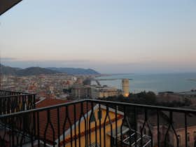 Appartement te huur voor € 600 per maand in Salerno, Via Madonna del Monte