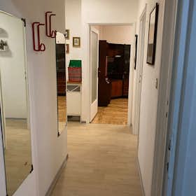 Appartement te huur voor € 3.000 per maand in Lacchiarella, Via Lucania