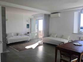 Wohnung zu mieten für 1.800 € pro Monat in Camaiore, Via Nazario Sauro