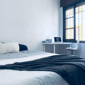 Отдельная комната сдается в аренду за 330 € в месяц в Córdoba, Pasaje Saravia
