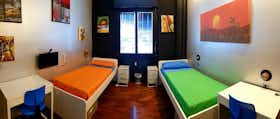 Mehrbettzimmer zu mieten für 370 € pro Monat in Bergamo, Via Giovanni Carnovali